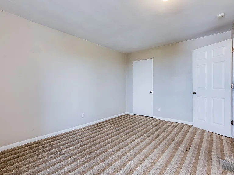 Great building with off street parking, views of the city, laundry on site! — Photo 22