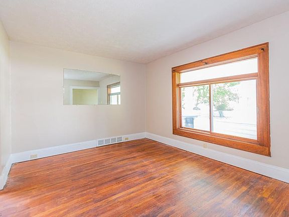 5th image of 10302 Parkview Ave #1