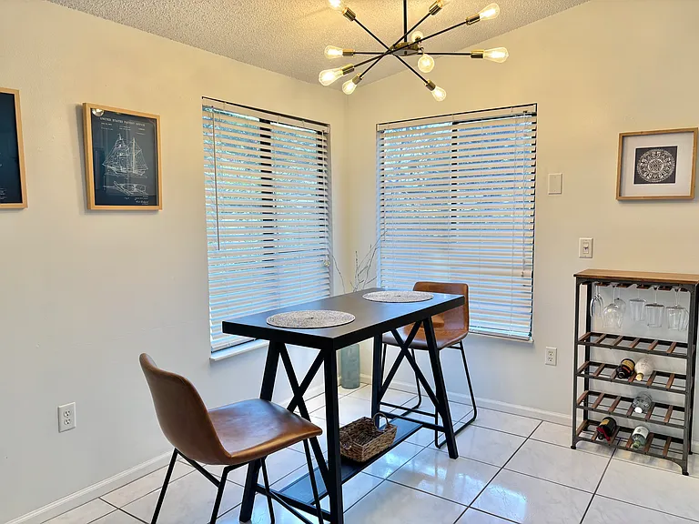 1626 Lara St NE — Photo 5