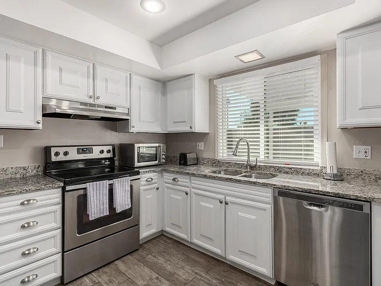 733 E Geneva Dr — Photo 3