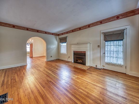 3rd image of 918 Windgate St