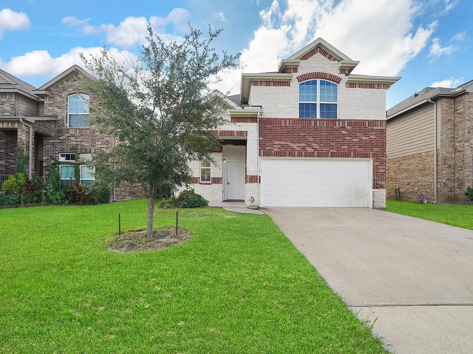4 bed, 2.5 bath, 2513 sqft, $2,400 — Photo 2