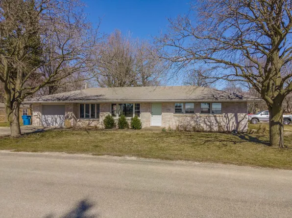723 E Fuller St, Chenoa, IL 61726