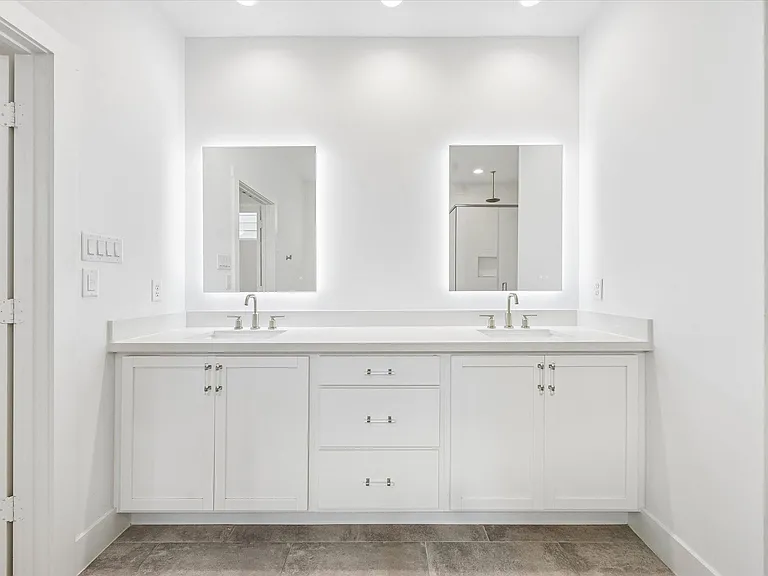 921 W 21st St — Photo 17