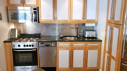 Sold by Barlavi Inc.