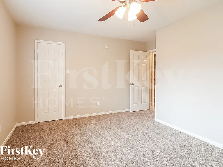 2303 Prestwick Dr — Photo 12