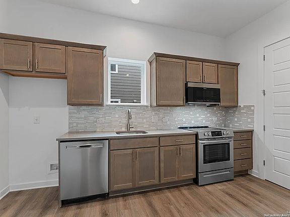 4th image of 323 Howard St