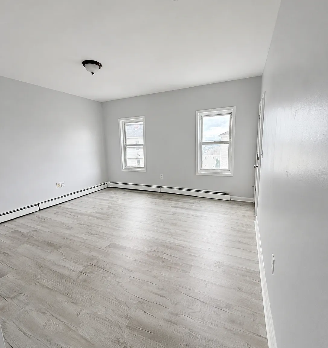 3 bed, 1005 sqft, $2,350 — Photo 1