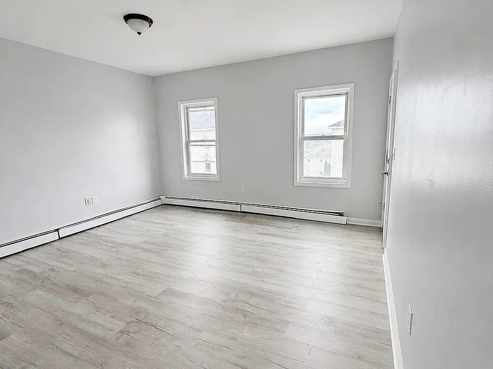 83 Fox St #2
