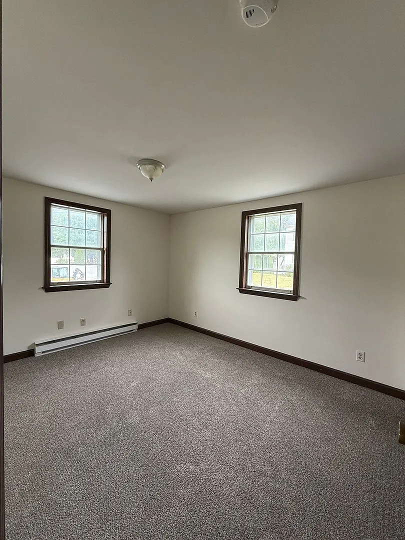 1 bed less than a mile from the computer rail! — Photo 3
