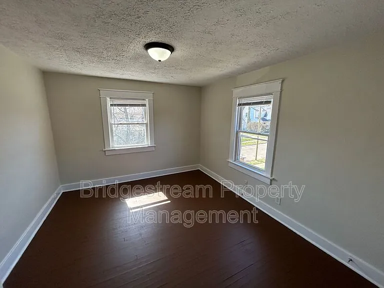 101 E Bruce Ave — Photo 6
