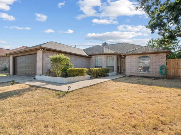 781 Hunter Dr, Azle, TX 76020