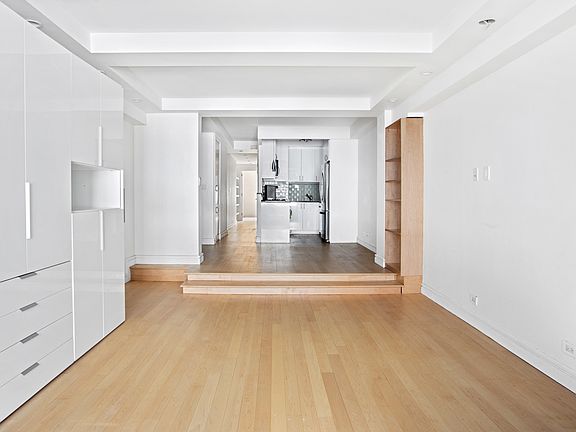 4th image of 333 W 57th St APT 305