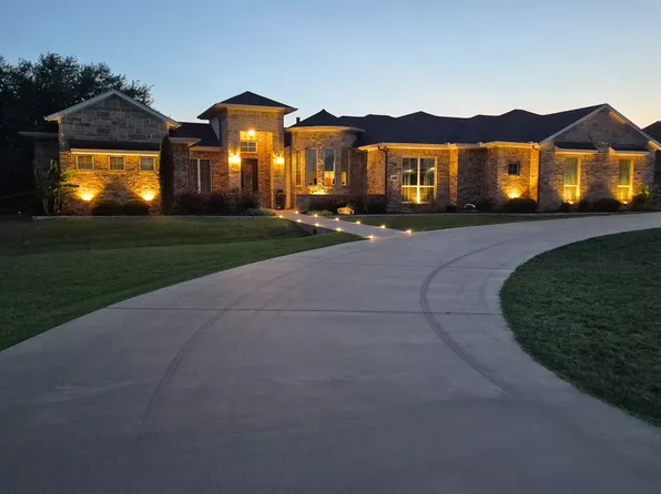 100 Maverick Ct, Granbury, TX 76049