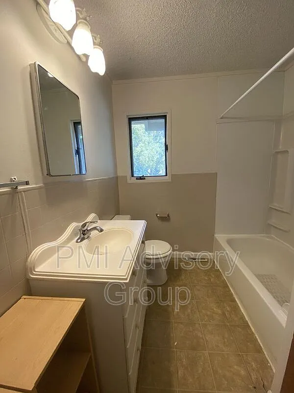 2 bed, 1.0 bath, 924 sqft, $950 — Photo 4