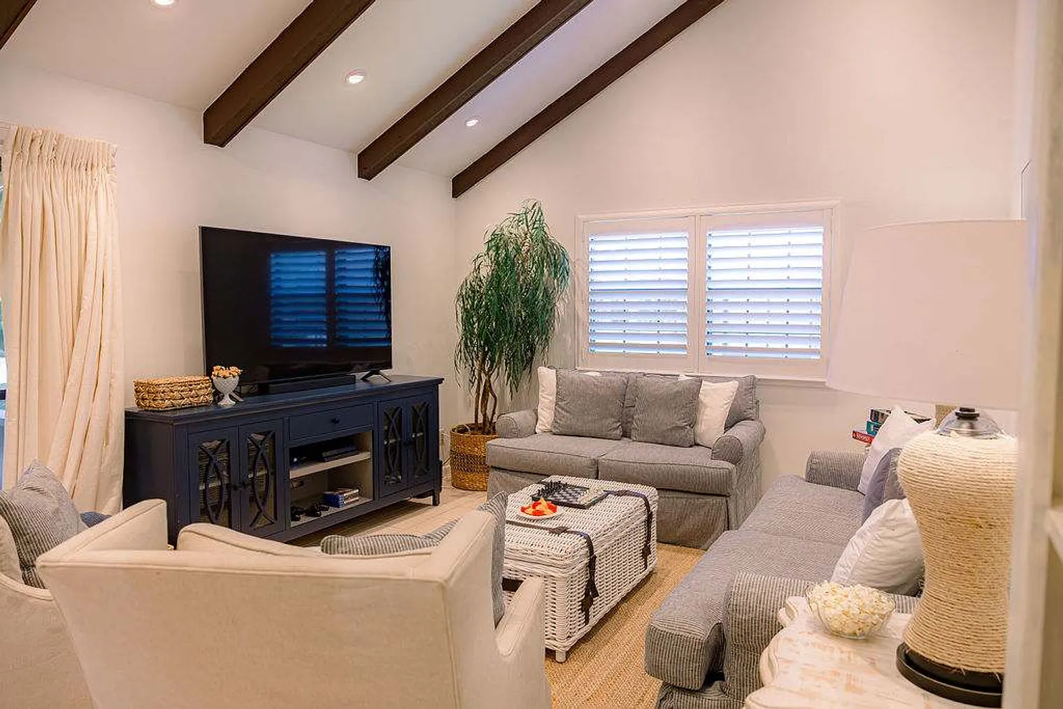 3 bed, 2.0 bath, 1302 sqft, $5,284 — Photo 1