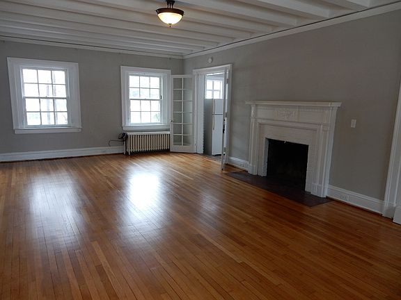 C Living room with mantle