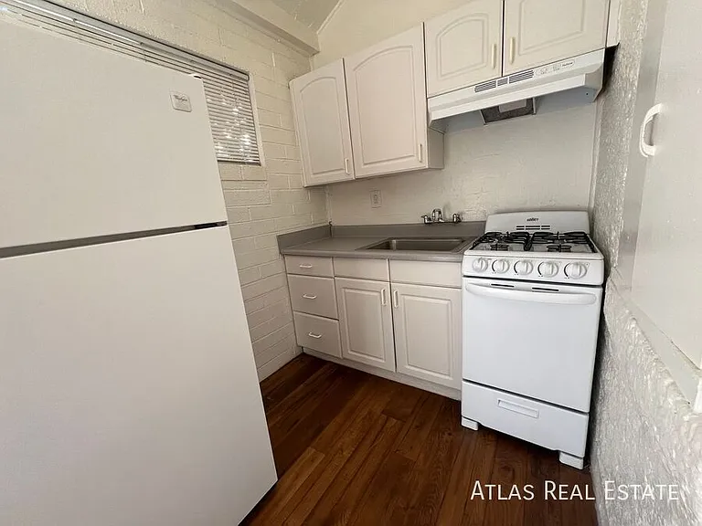 810 E 9th St #3 — Photo 10