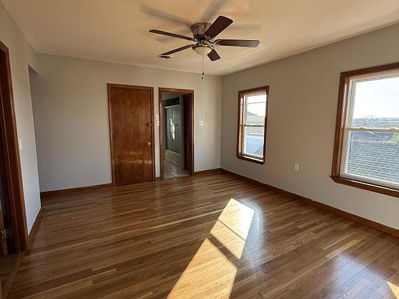3rd image of 50 Cash St