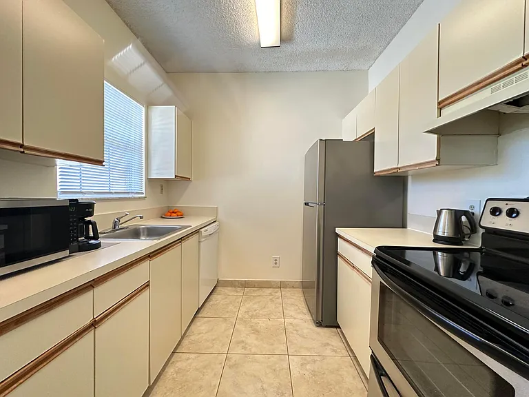 731 Cypress Ln #D — Photo 2