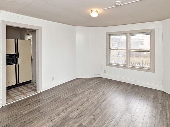 3rd image of 1325 6th Ave