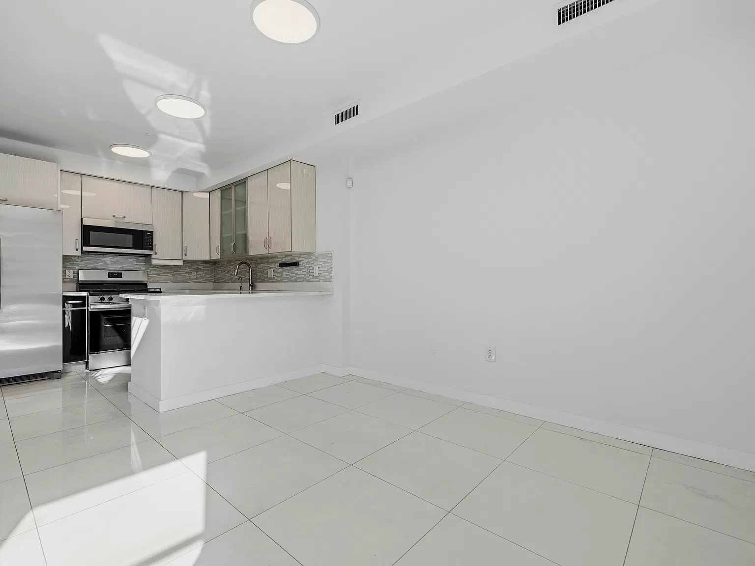 72 Huron Street — Photo 4