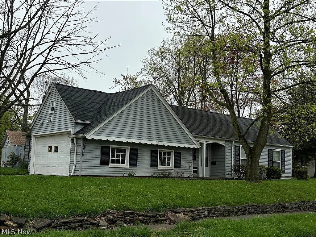 1890 Sagamore Dr photo 1