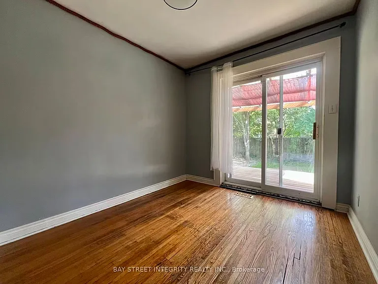 520 Lynett Cres — Photo 5