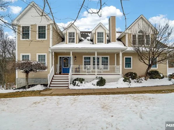 40 Cedar St, Bloomingdale, NJ 07403