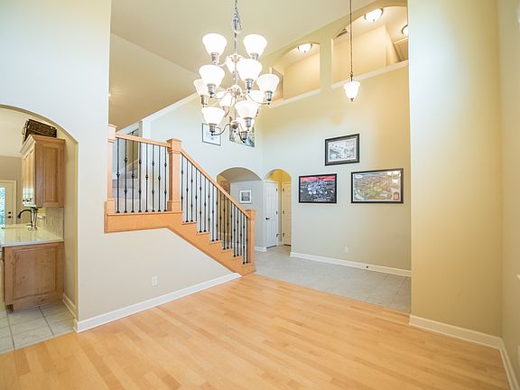 3rd image of 719 Cobblestone Cir