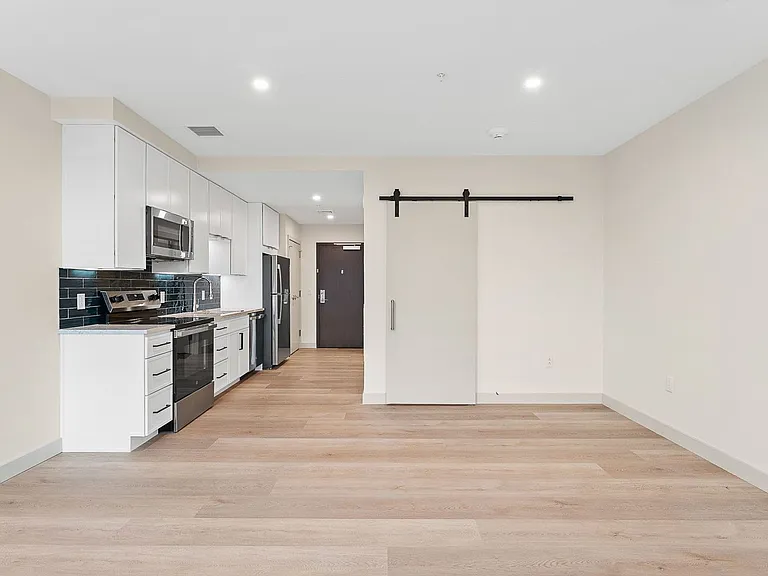Bank Street Apartments at Burlington Square — Photo 10
