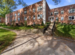 21 Edwards St APT 1B, Roslyn Heights, NY 11577