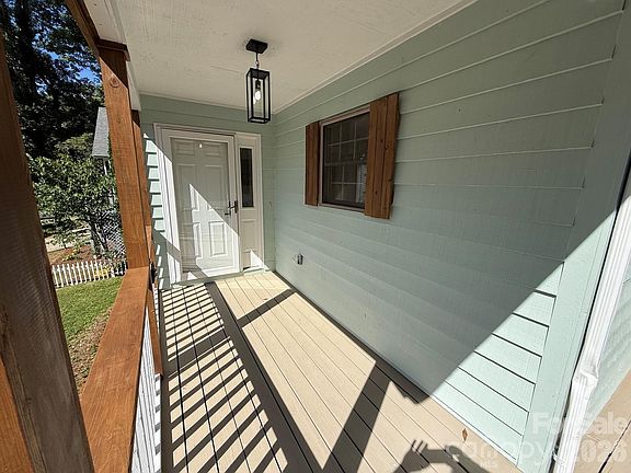 4th image of 153 Locust Ct