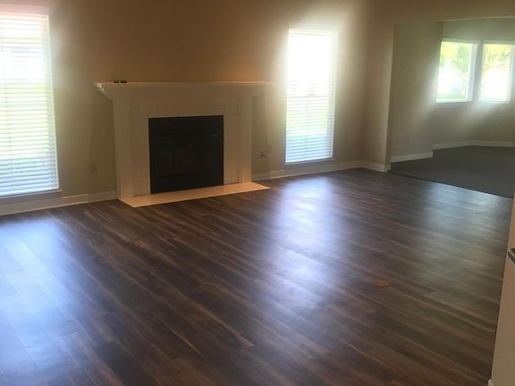 4th image of 21450 Macarthur Cir