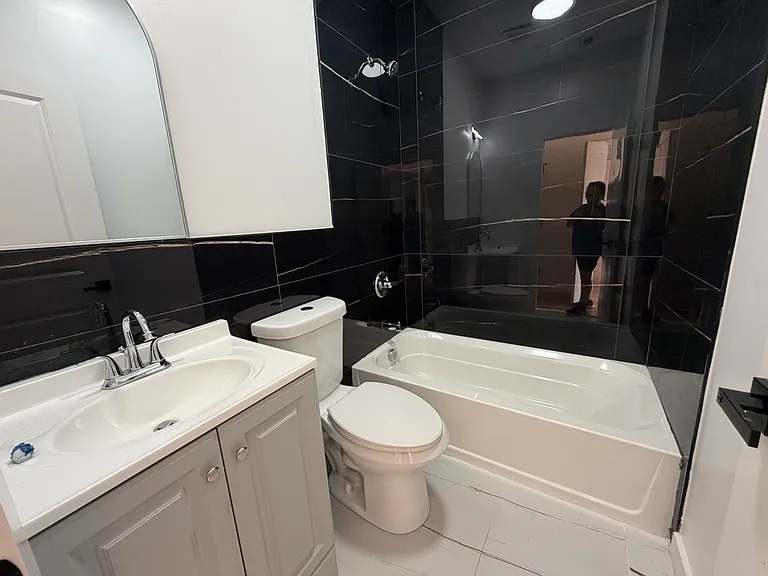 181 Woodside Ave #2R — Photo 7
