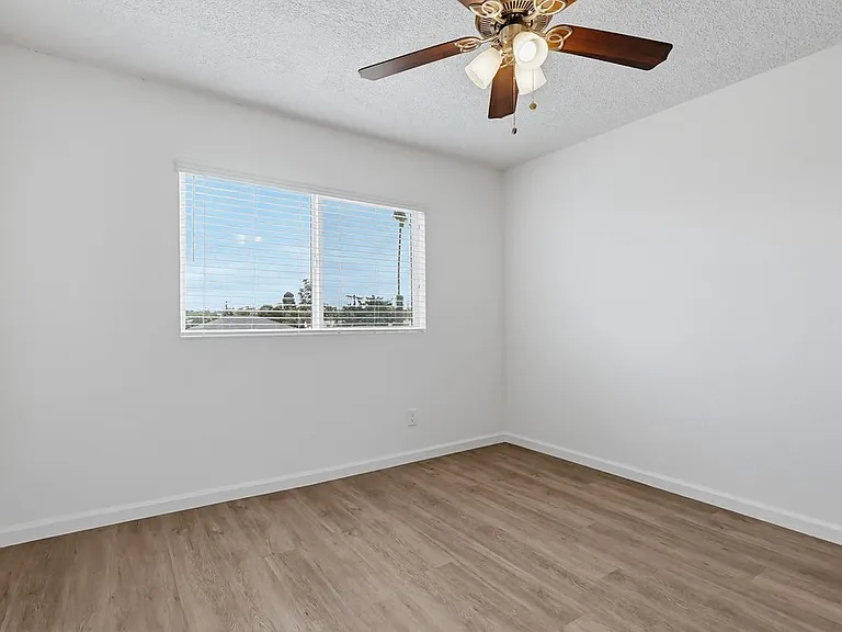 Pet Friendly Apartment Complex in South LA - Gated Parking, Laundry In-Units, Manager On-Site — Photo 21
