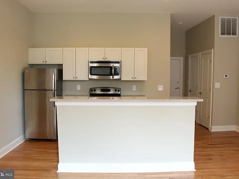406 S 9th St #3F — Photo 4