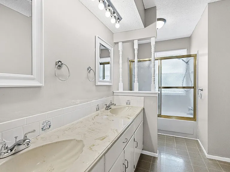 12813 S Sycamore St — Photo 15