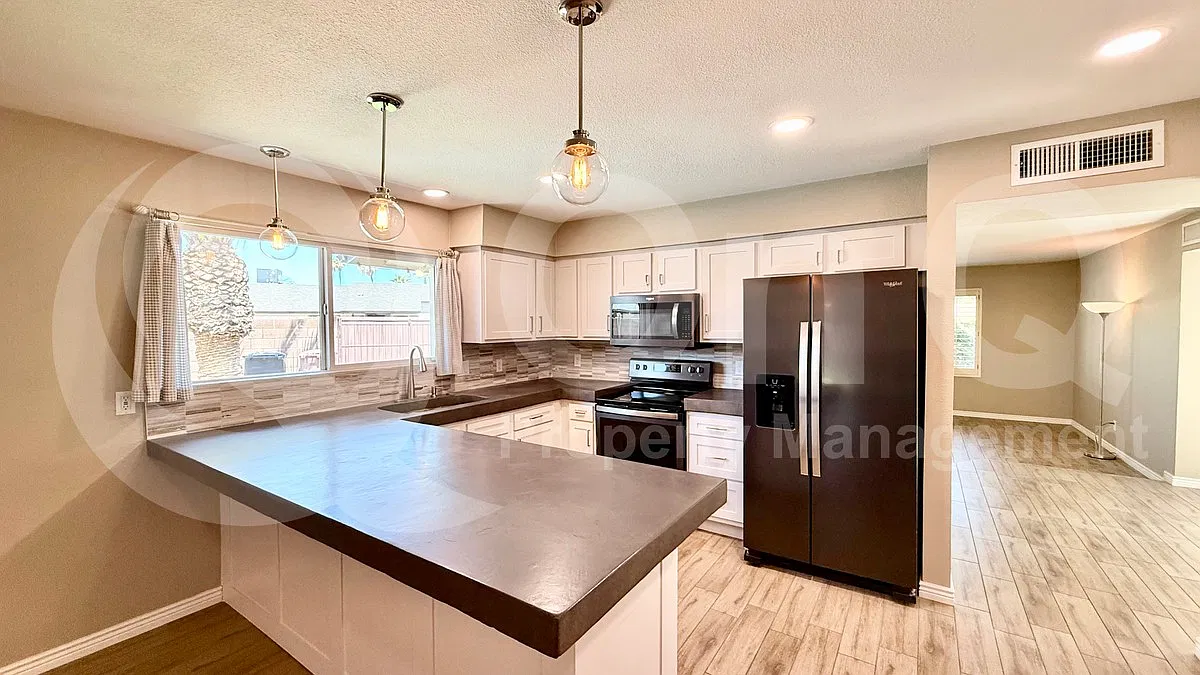 3 bed, 2.0 bath, 1628 sqft, $2,899 — Photo 3