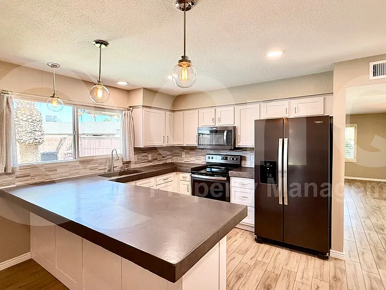 827 N 86th Way — Photo 3