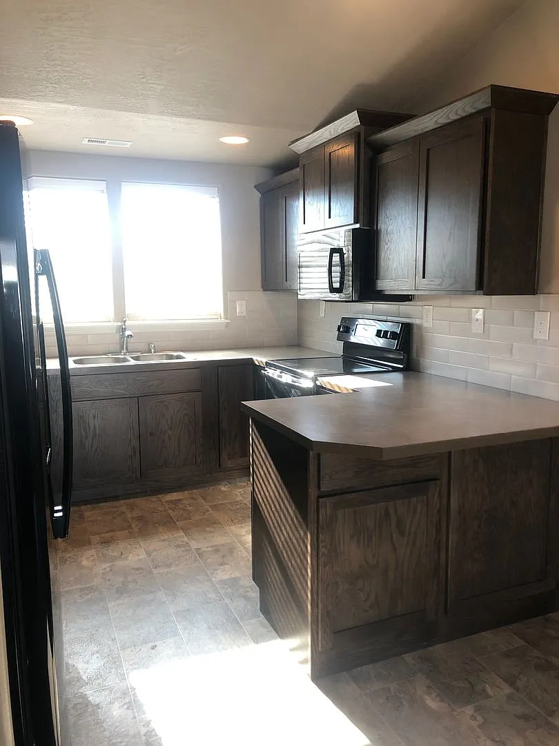 Home in Crossroad Neighborhood! — Photo 4