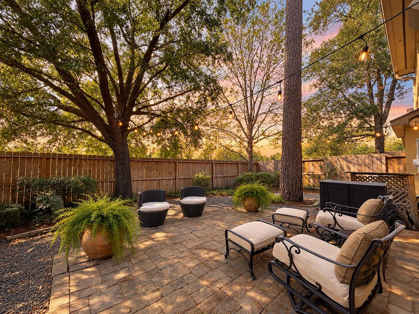 4 bed, 2.5 bath, 2452 sqft, $4,500 — Photo 2