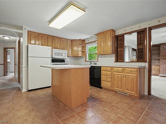 5th image of 1974 Silver Fox Ln NE