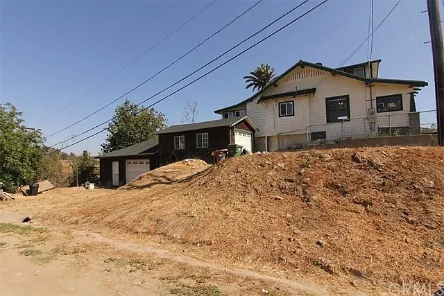 2622 Thomas St — Photo 4