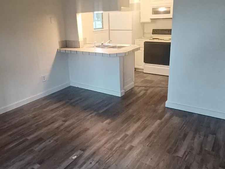 908 SW 6th St #11 — Photo 2