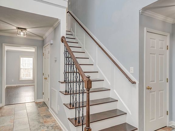 4th image of 232 Newport Drive