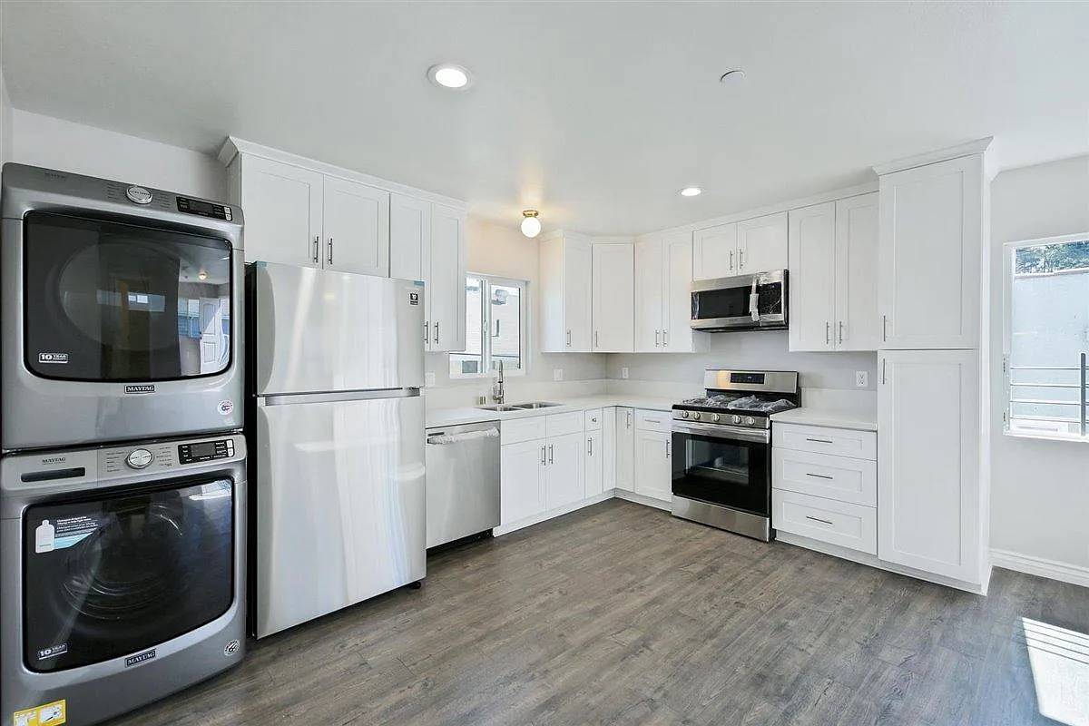 3 bed, 985 sqft, $2,995 — Photo 1