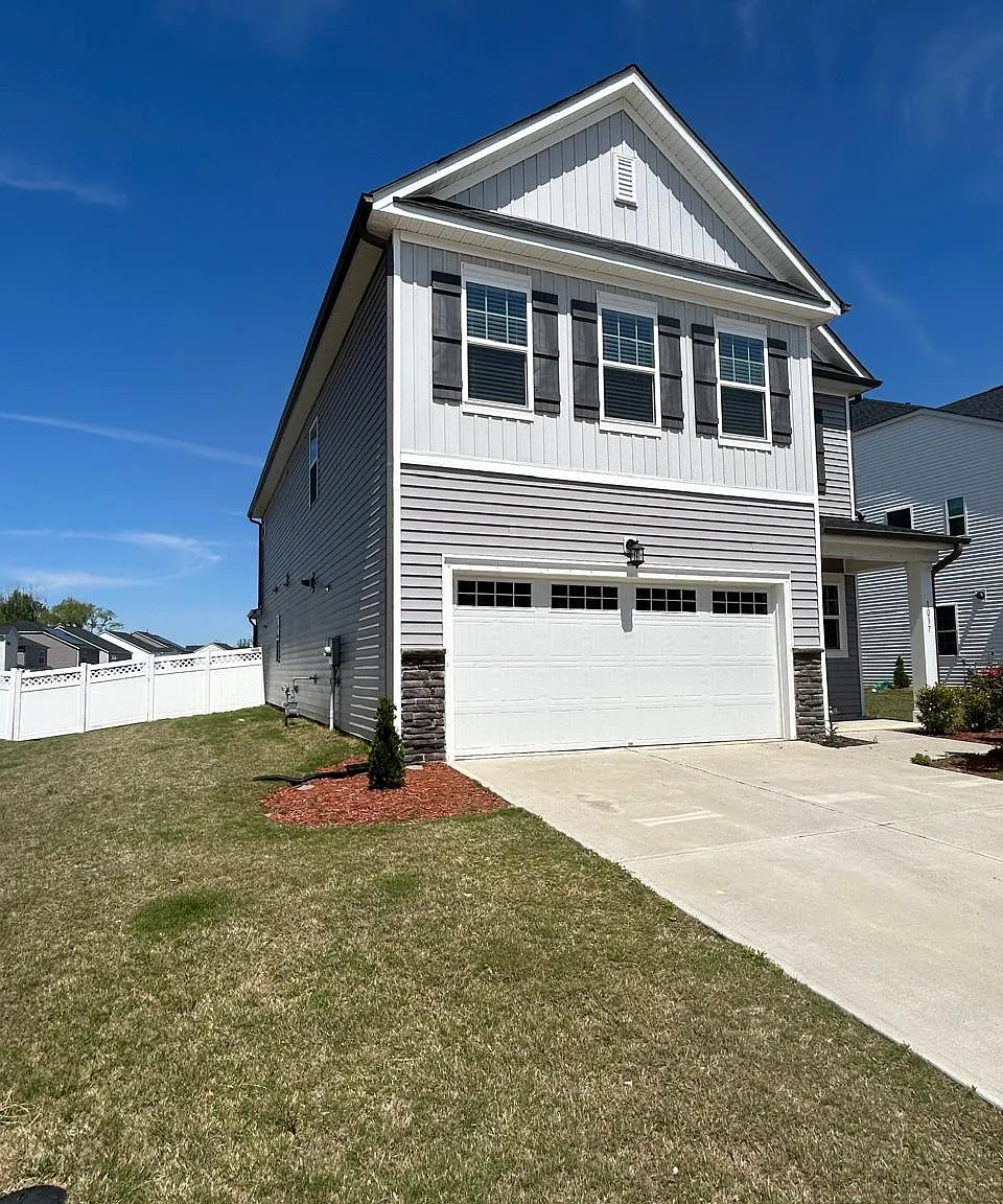 4 bed, 3.5 bath, 2765 sqft, $2,499 — Photo 2