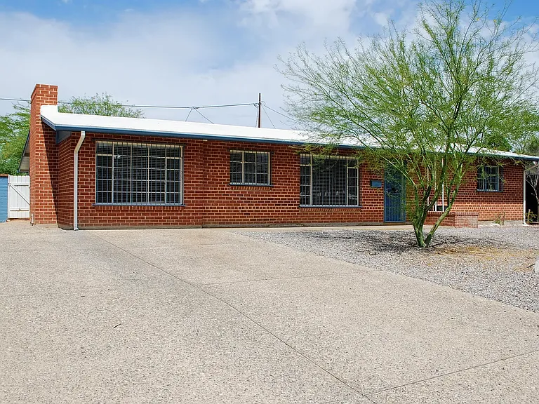 2743 N Tyndall Ave — Photo 4