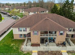 61161 Greenwood Dr, South Lyon, MI